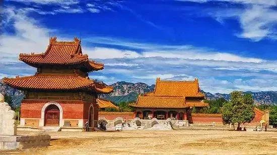 为何清东陵几乎都被盗掘了，而清西陵却完好无损？都知道东陵大盗孙殿英盗掘了清东陵，