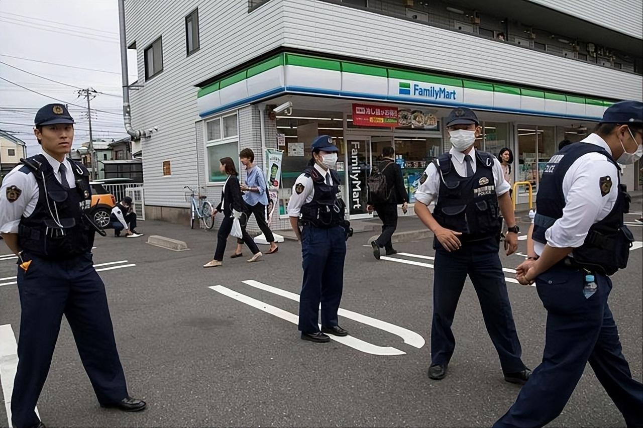 日本爱知县东名高速公路新城停车区，一名41岁伊朗男子惨遭多名陌生男子围殴，施暴后