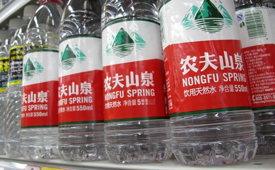 最近，深陷舆论争议的农夫山泉日子并不好过，不仅股价连跌3天，市值缩水320亿港元