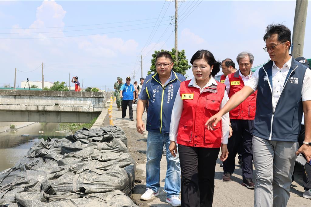 张丽善二度视察 喊话地主配合征收。台湾省二仑乡新庄子大排上游护岸治理工程因用地取