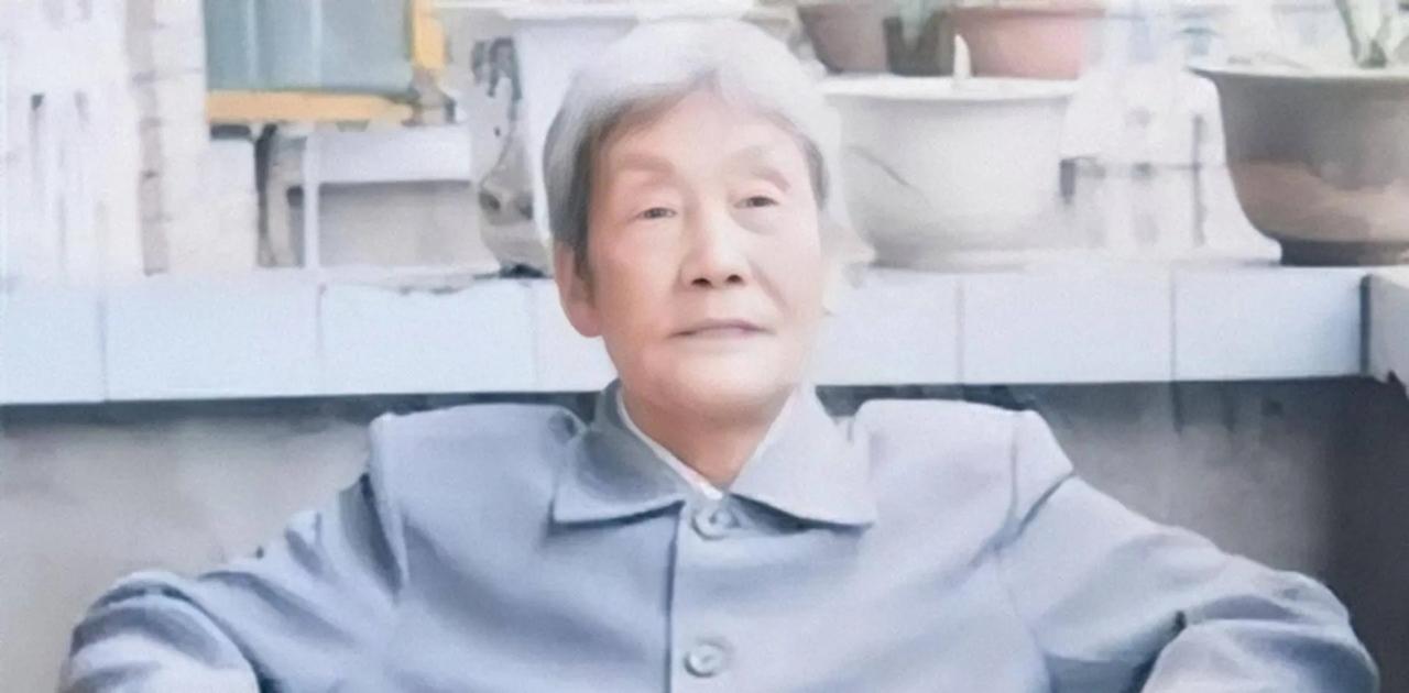 1949年，渣滓洞大屠杀中，盛国玉因为装死躲过一劫。然而，就在她挪动身体时，突然