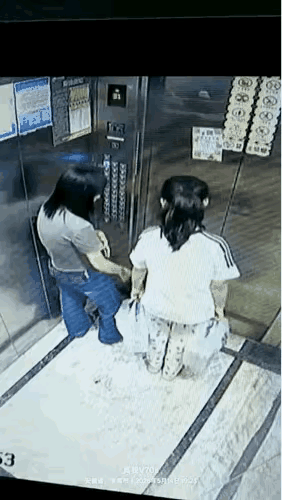 “这个女人是怎么想的，干坏事还要把孩子拉上？”安徽一对母女在小区搭电梯回家，电梯