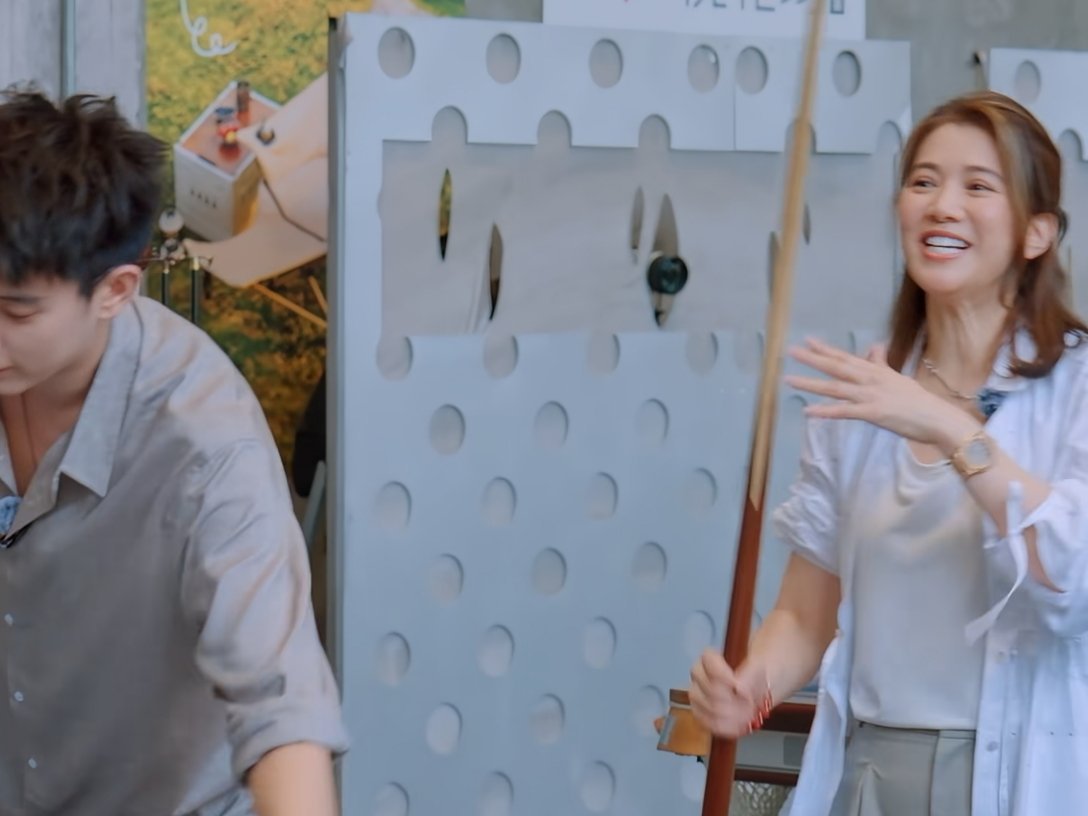 摄像老师藏在后头光露个头:-D 