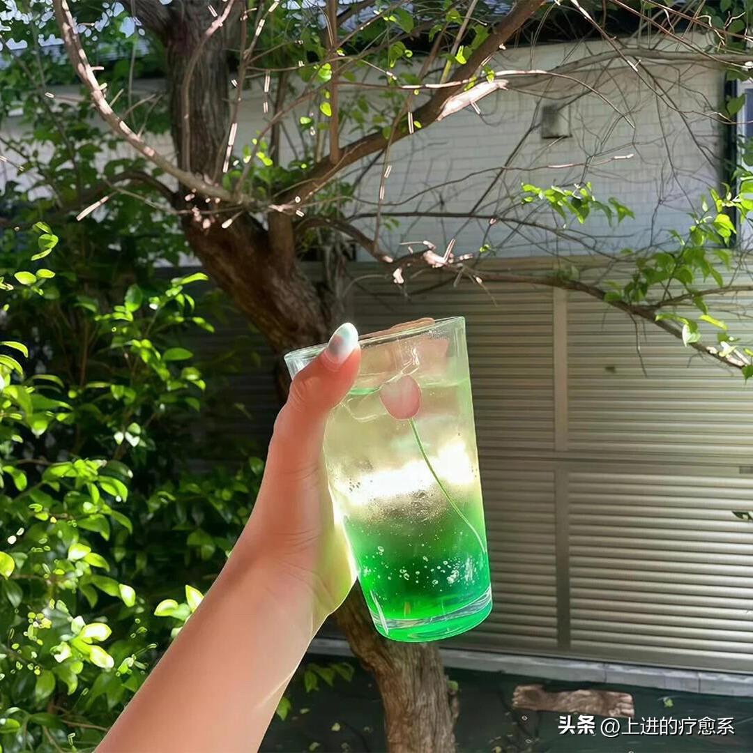 观察到一种很有意思的倾向：
男人对真正动心的女生，
骨子里往往藏着顺从的本能，