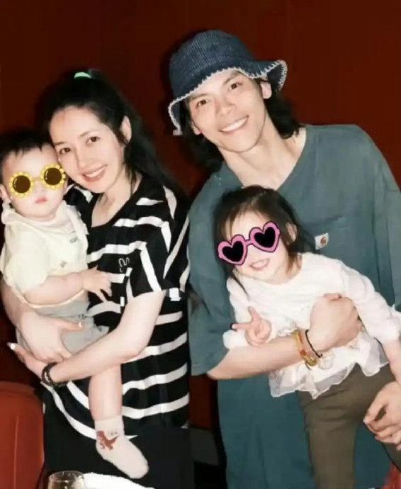 郭碧婷爸爸晒与向笙向芷合照近日，郭碧婷父亲罕见在社交平台分享与外孙向笙、外孙女向
