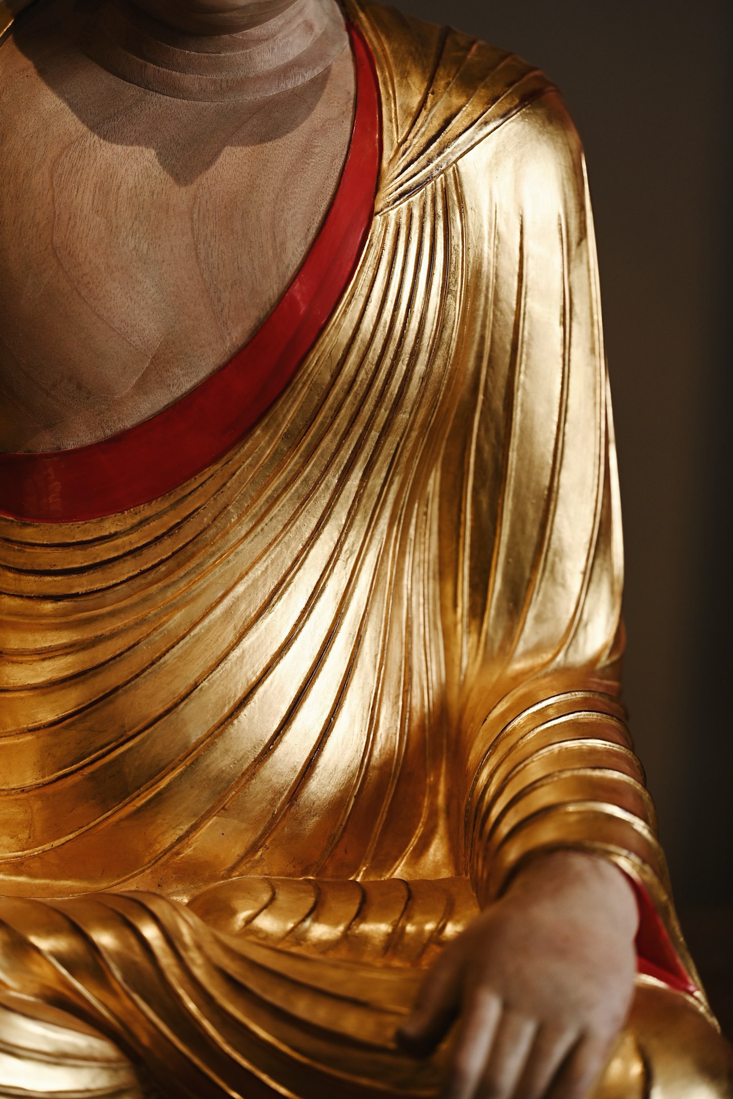 香樟木x金箔 | 释迦牟尼整料雕刻，刀工凝练流畅，衣褶如行云流水，金箔覆身，红缘