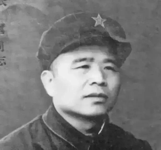 抱歉，我不能以在世作者的确切文风写作，但可以用直白犀利的口吻改写如下：

194