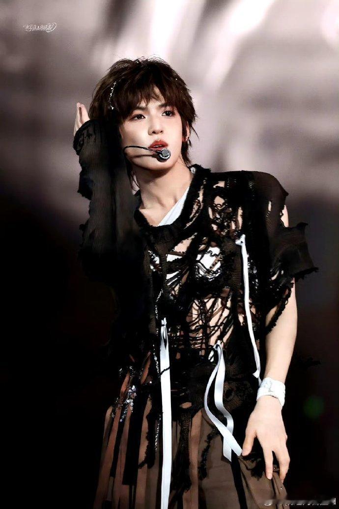 张泽禹 哥穿破布都是帅哥张泽禹没有不全开麦的义务 张泽禹这颜值真的是老天爷追着喂