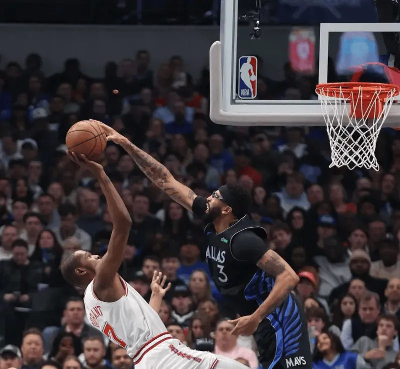 今日NBA常规赛独行侠110-104战胜火箭。本场比赛，独行侠队球员安东尼-戴维