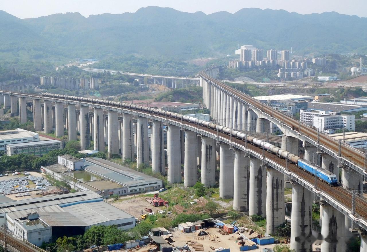 五年前拍摄的兴胡铁路上经过的一趟油罐列车，这是兴隆场编组站去渝怀方向的货车外绕线