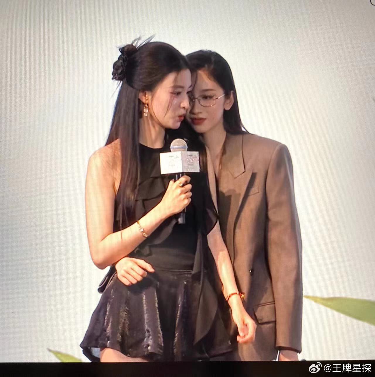 刘令姿搂王楚然的腰，就爱看美女们贴贴[送花花]简直对我眼睛太好了~ ​​​