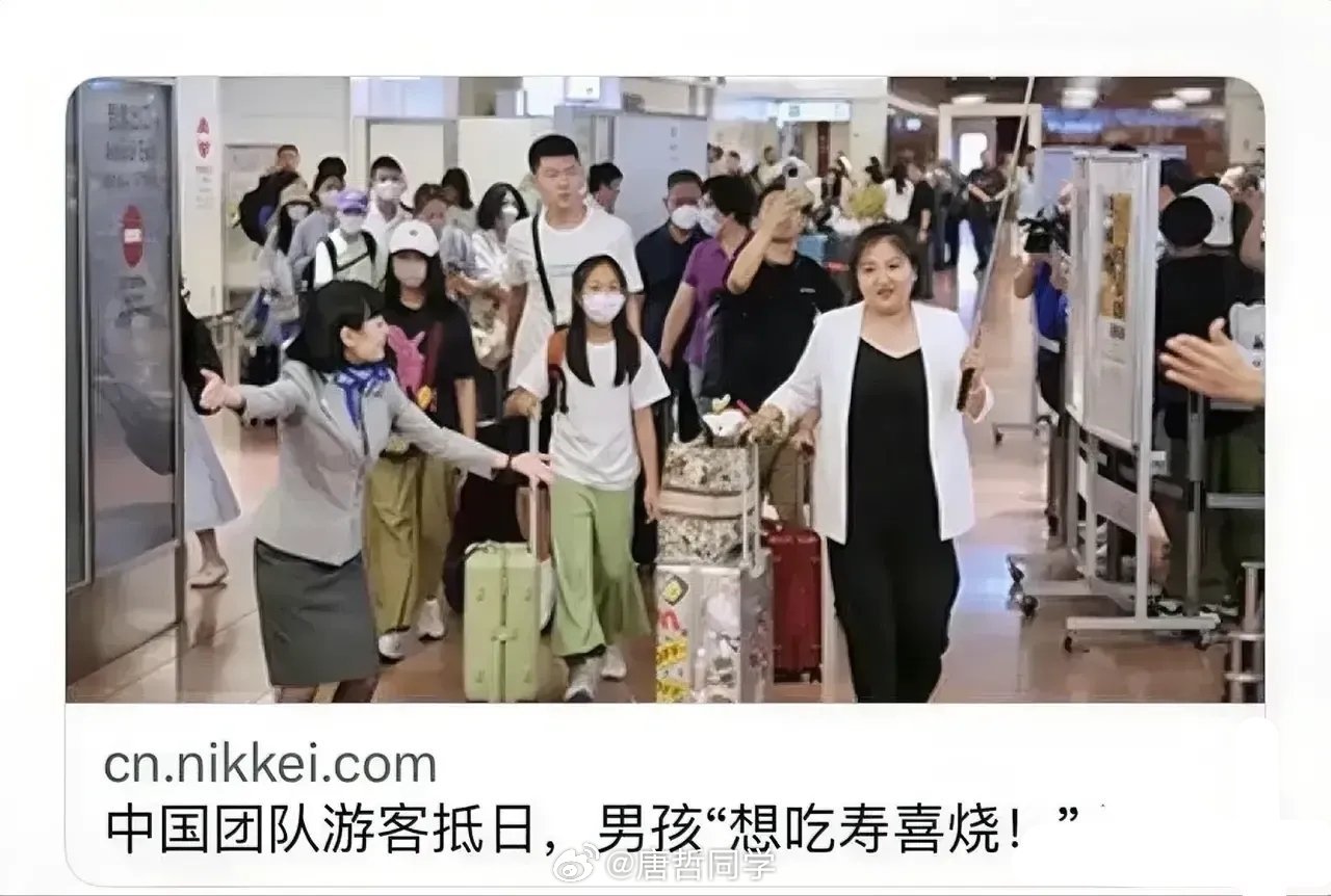 左图，8月24日，日本旅游开放，第一波到日本的中国游客团，有小男孩要吃日本“寿喜