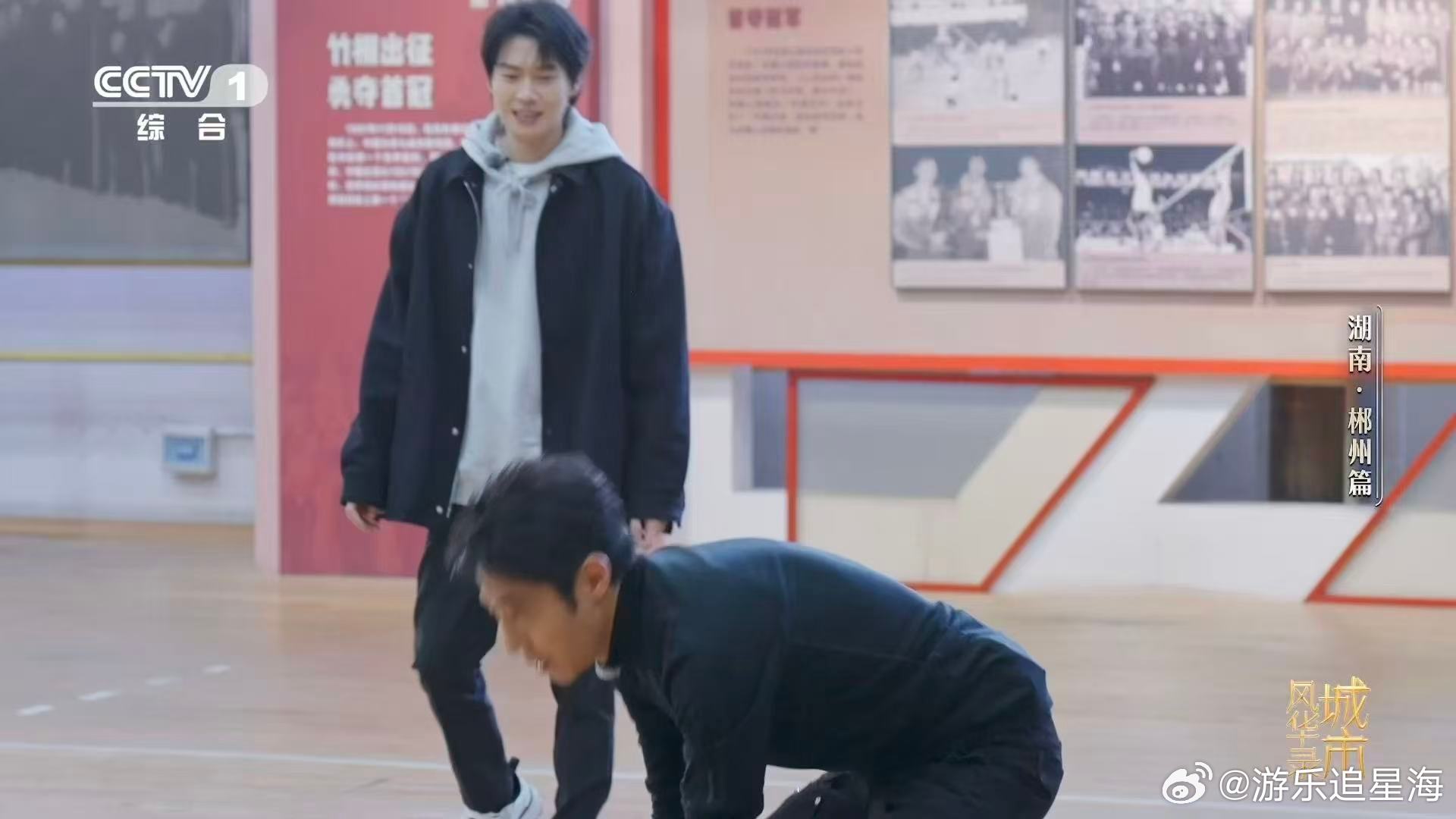 小撒被魏大勋一眼看穿 从竹棚训练馆到世界冠军领奖台，女排姑娘走了很多年。从接球到