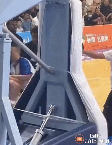 果然，在热身赛对对手打得不可开交后，赛后一段双方握手拥抱的视频和一句轻飘飘的“场