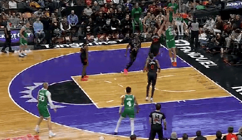 豪瑟三分不中，沃尔什快速插入篮下跃起双手完成补扣