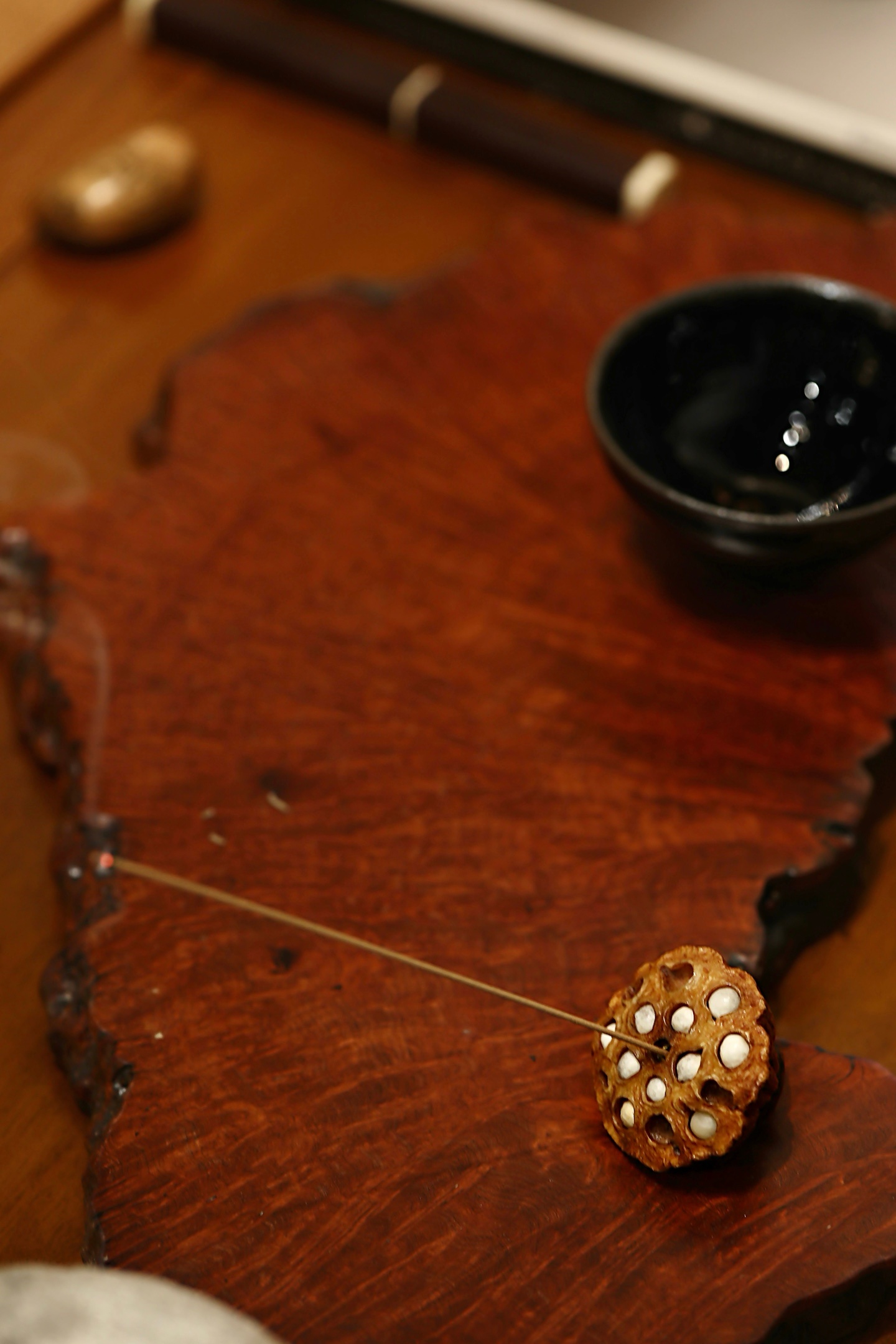 鹿角 | 莲蓬香插立体碾琢造型，浮雕莲蓬，其上碾琢莲子可转动清晰可见，粒粒饱满，