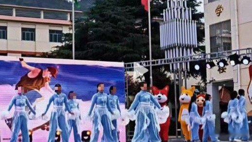 演出服遭集体退货家属称表演取消 浙江湖州淘宝店主反映，陕西商洛丹凤县初级中学某班