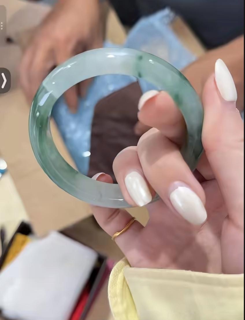 珠海刘女士，18.6万的翡翠手镯，快递员上门取件时当场摔裂。摔了不吭声，照样打包