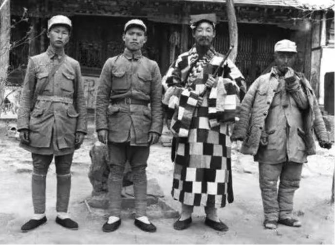 1938年，道士毕云路过日军哨卡时，因为没有向日军鞠躬，被打得半死。毕云大怒，伤