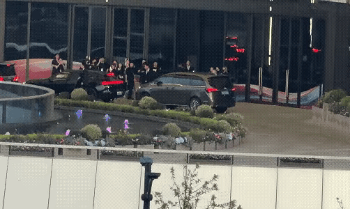 白玉兰内场肖战抵达白玉兰颁奖礼现场！！！这一套现场看一定会很好看，模糊的视频都帅