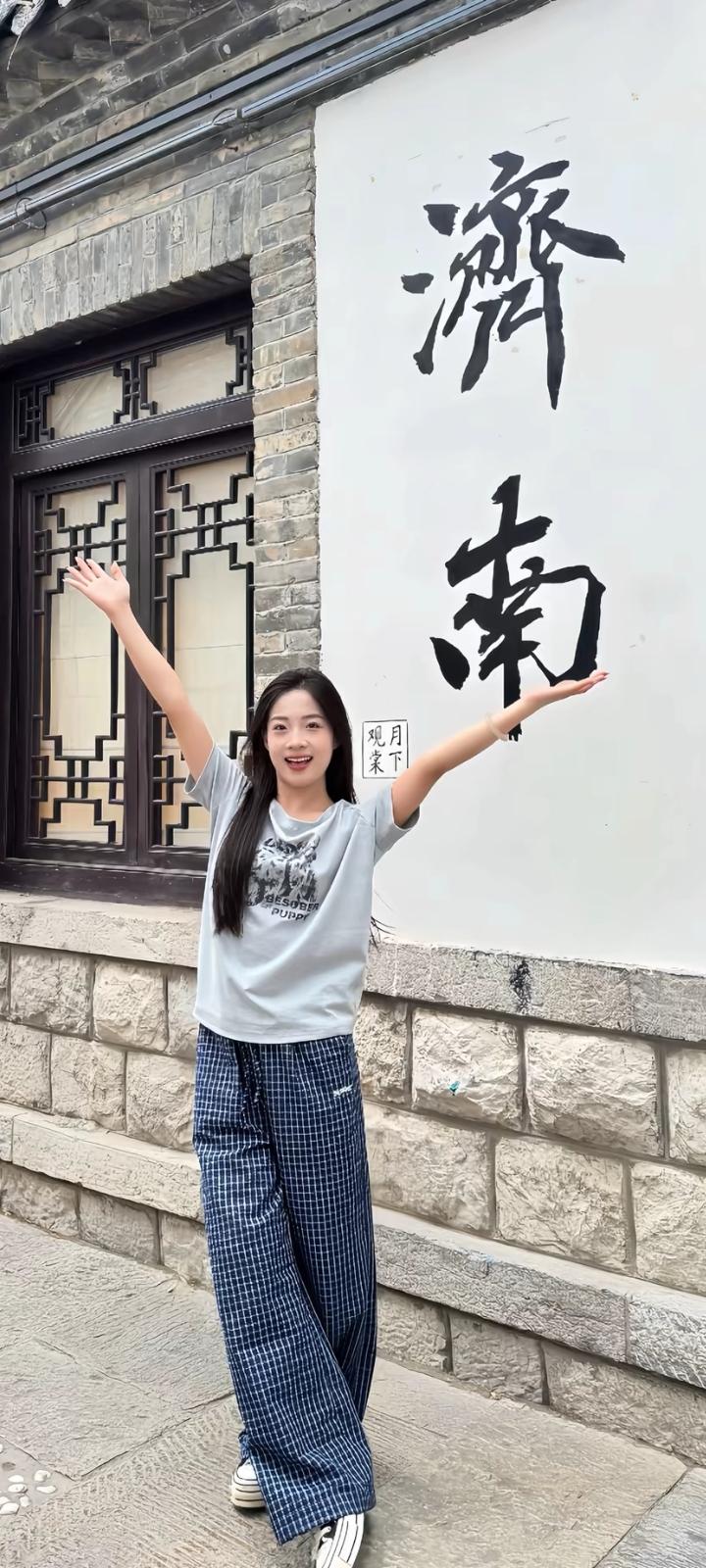 最好的感情不是轰轰烈烈，
而是你愿意听我讲废话，
我愿意陪你度平淡。