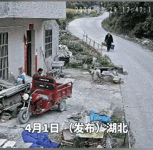 哇，太险了，吓了我一跳啊！一位老人手拎着两箱东西。走到一间房子旁边时，老人往后面