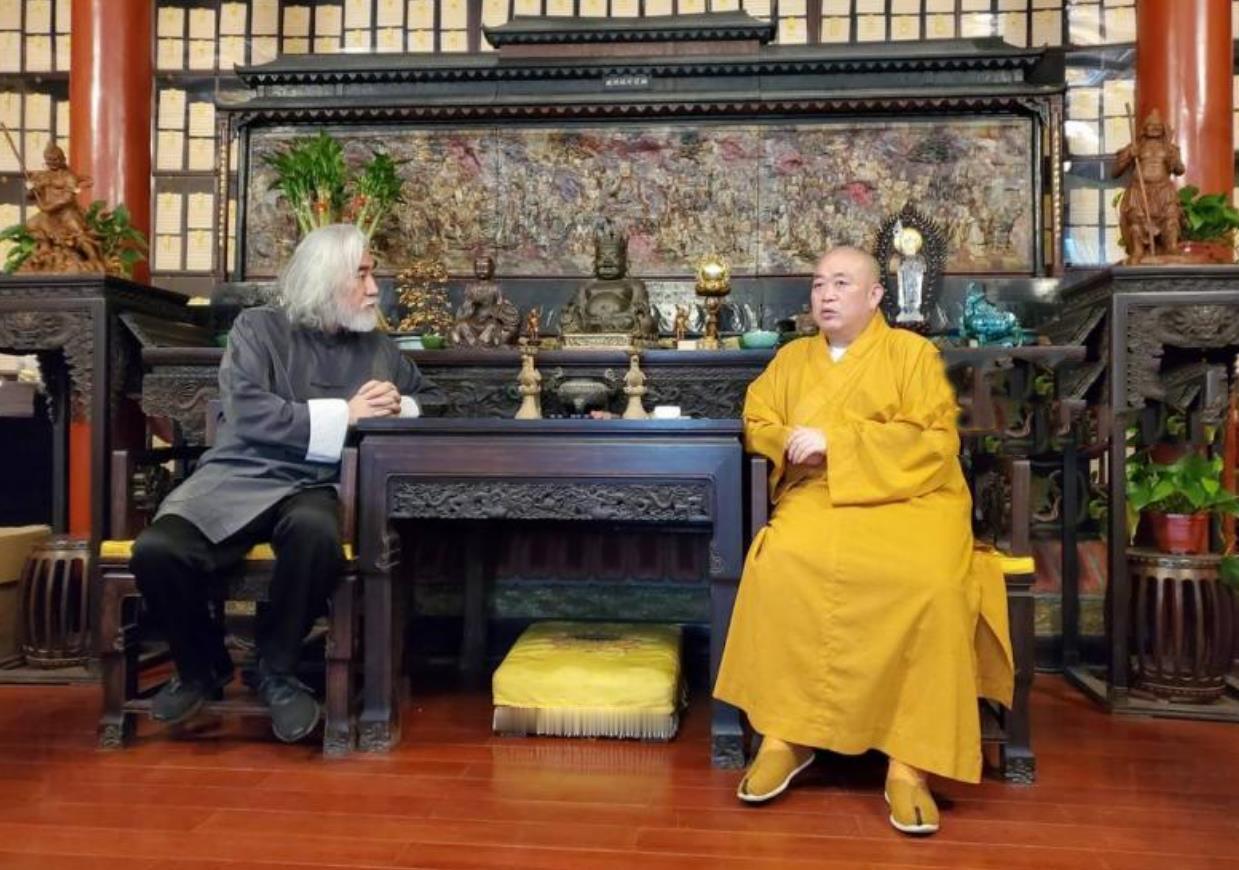 释大师与大导演张纪中难得一见的同框画面，《北京青年报》2020年9月26日报道了