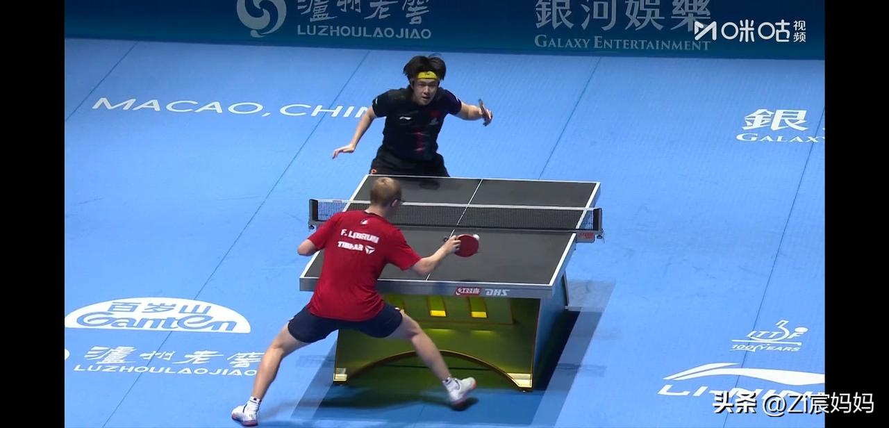 王楚钦与菲利克斯•勒布伦的比赛，
这也是王楚钦第一场淘汰赛，
第一局就打到了爆分