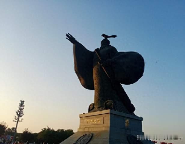 皇帝被架空后，靠“装瞎”活命，三年后睁开眼，百官跪了一地