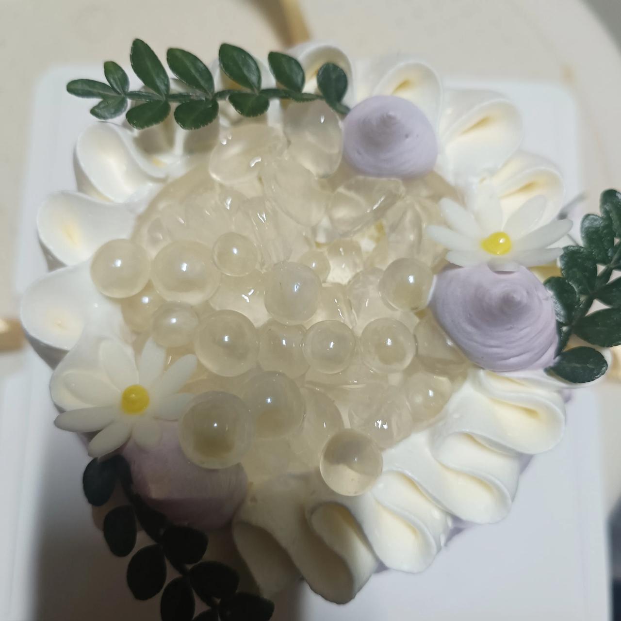 买蛋糕庆祝自己12月份的生日，每年都发出一大堆生日红包出去，到我生日的时候，一个