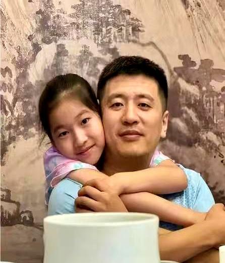 人生最痛莫过于白发人送黑发人，但张雪峰突然走了，最扎心的还是这三个女人！
头一个