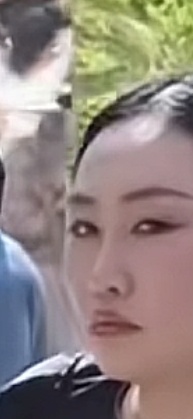 瑶瑶和展智伟的表情是两个极端一个会装很可爱 一个会装很凶很凶 