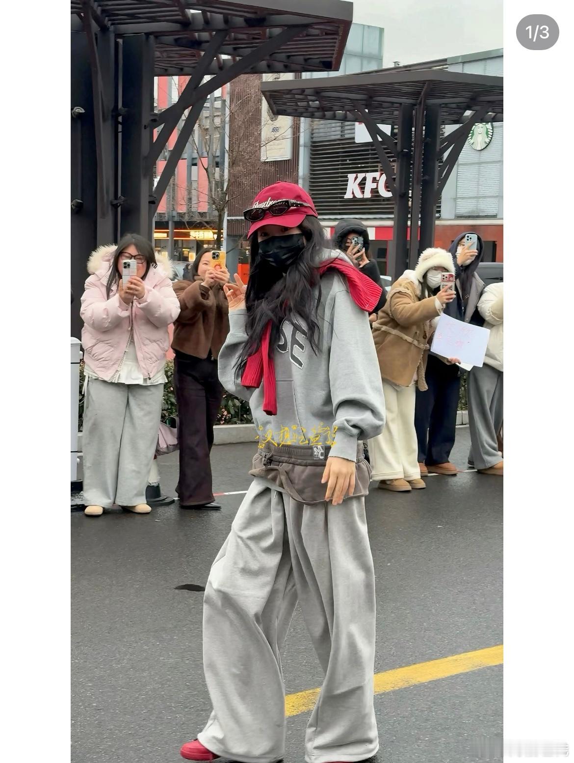 看到这张图震惊了，这个宝宝也太会穿了吧，帅到我了每天的路透都有精心打扮呢，太宠粉