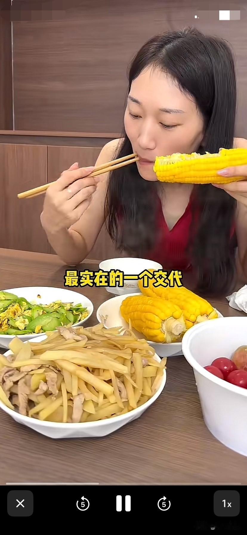 这几天没有啥动静的林丽，今天又发视频了！
林丽看起来状态特别好！上身穿着红色的小