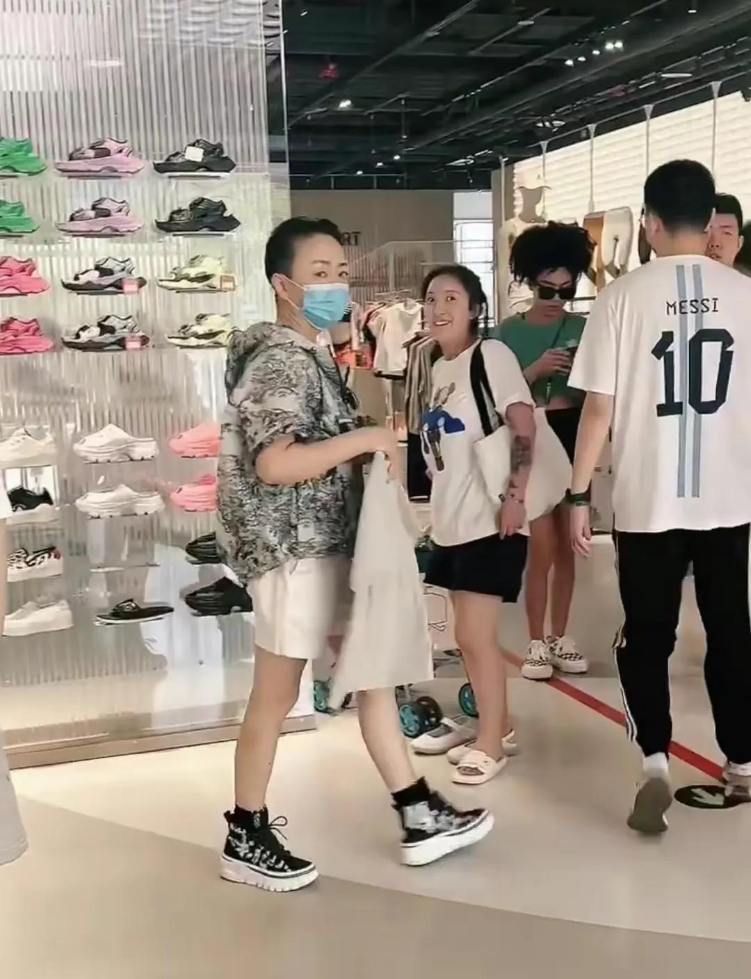 宋丹丹，最新近况曝光！

6月17日，宋丹丹最新近况曝光，原来她突然现身机场北京