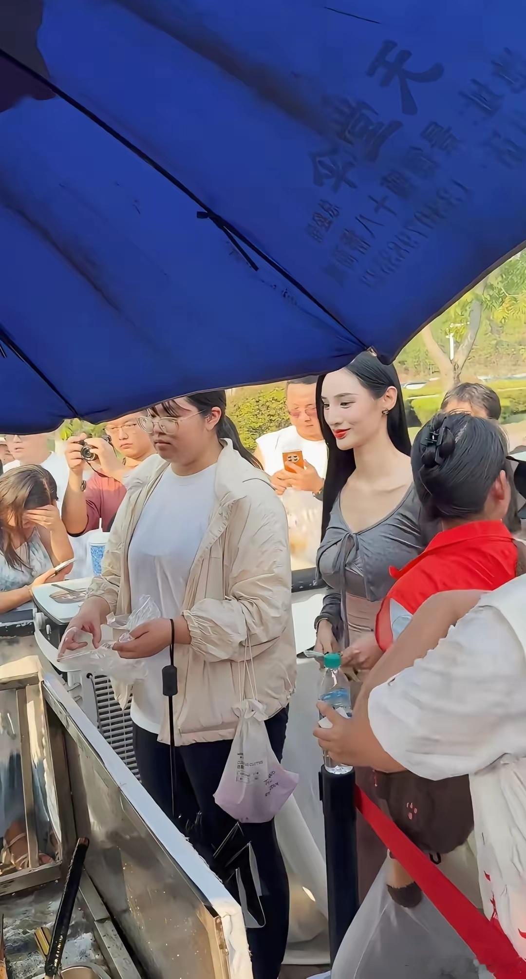“鸡排哥”的摊点是景德镇当下最红的“打卡点”，有序排队，景德镇本地CP合影，挺好