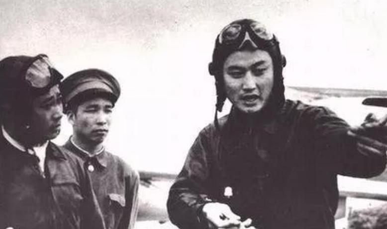 1951年，志愿军飞行员刘玉堤在返航途中意外被自己身下的景象惊住了，竟有一群黑压