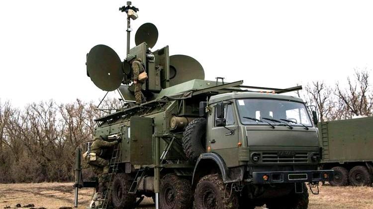 美国当前在伊朗问题上陷入战略僵局，维持现状，撤离或大规模打击都面临重大制约因素，