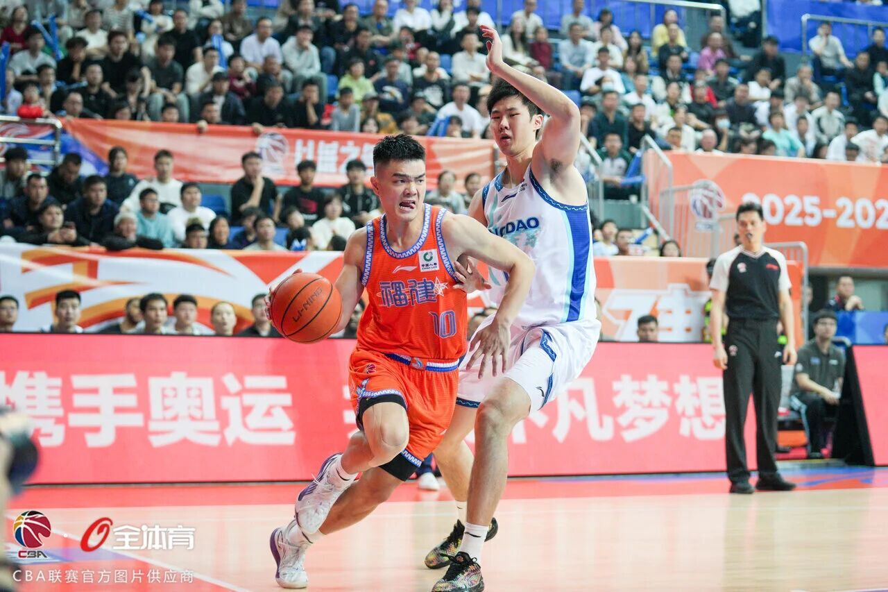 黎伊扬这赛季的三分投射进步了，这赛季是38.7%，生涯最佳，而他前四个赛季的外线