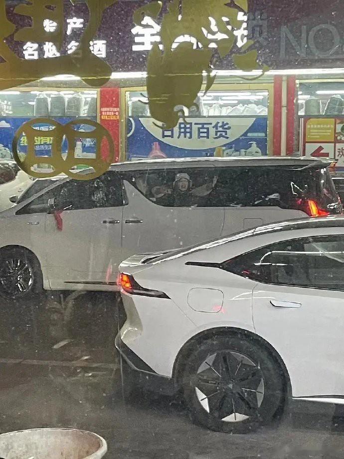 #王楚然逆应援#、#王楚然请粉丝吃饭喝梨汤#王楚然逆应援，王楚然请粉丝吃饭喝梨汤