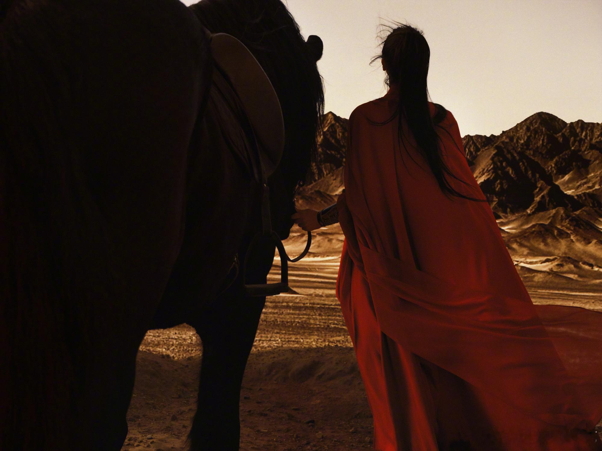 白鹿马背上的红衣女将军白鹿红衣女将 白鹿最新微博照 完全马背上的女将军 