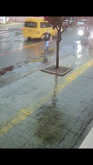 事实证明下雨天开车确实会影响视线！
瞧把这位大哥撞的！
真是让大哥有点促不及防啊