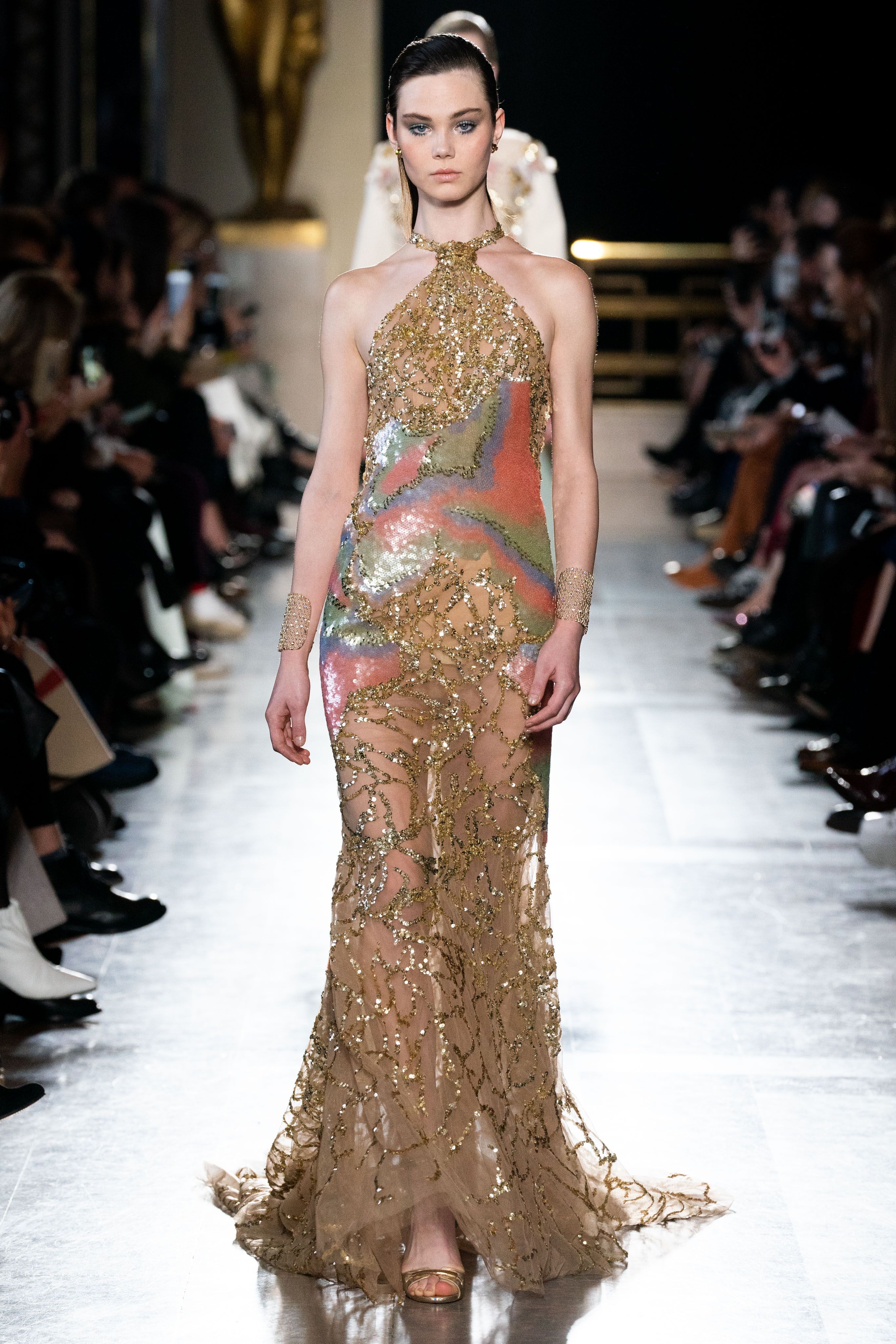 Elie Saab 高定秀上的闪耀金裙，期待2026秋冬高定大秀。巴黎高定时装周