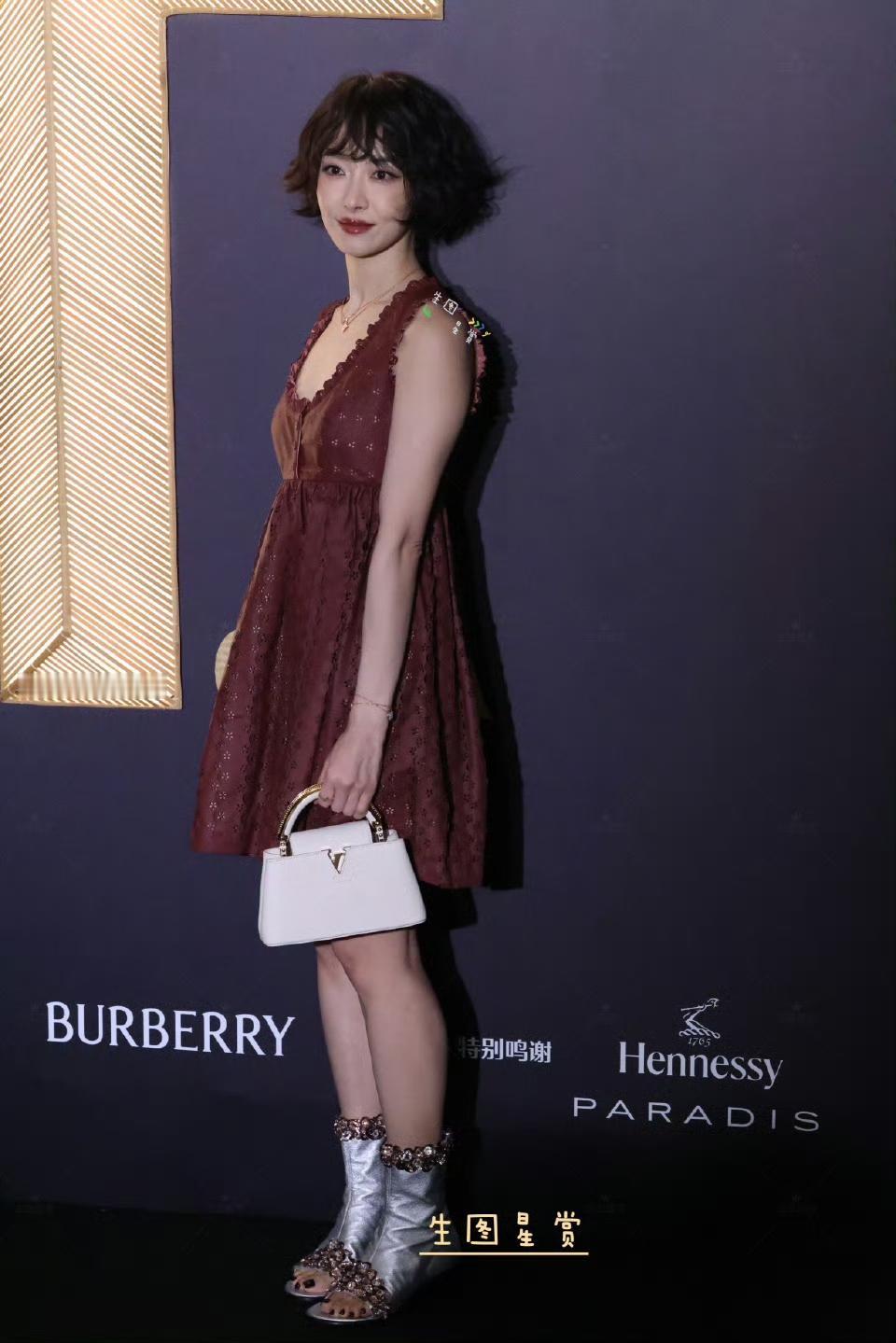 宋茜今日活动现场生图，短发黑裙，娇俏明丽活力[惊喜]