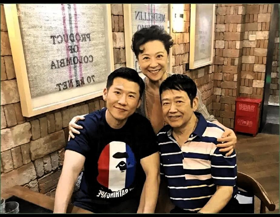 这对母子。
真的太给圈里长脸。
他们俩站在一起，就是影视圈最让人服气的榜样。
 