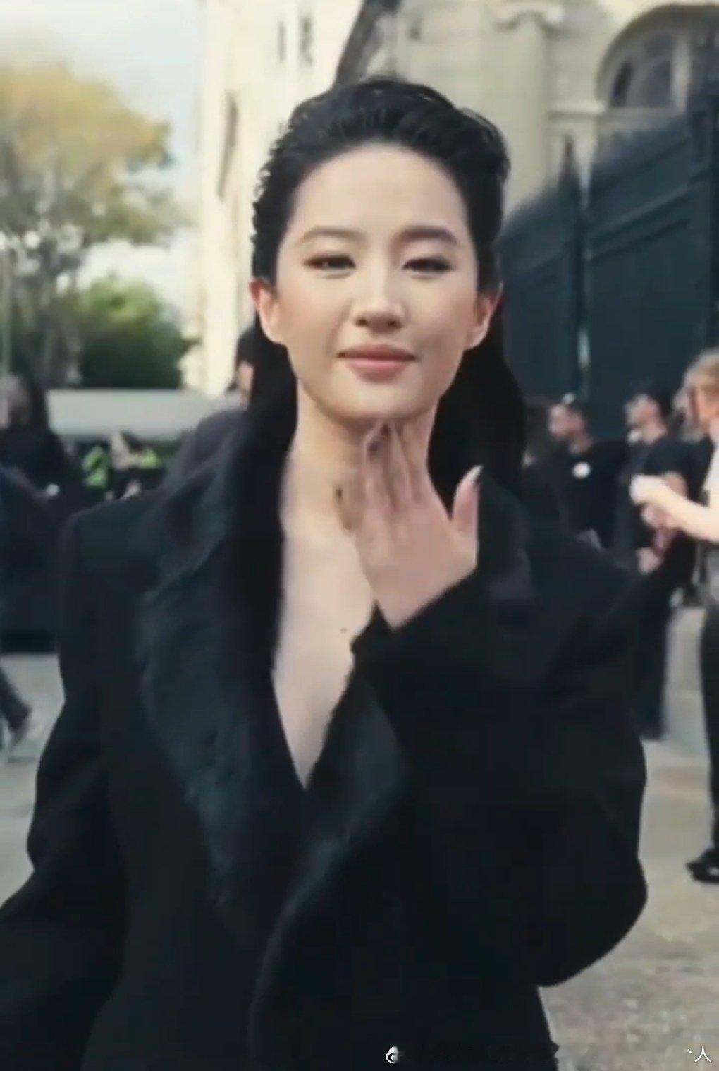 咱只是一个喜欢“健康美”钝脸鼻子变阔了被强制P小V脸的美式mean大女孩罢了