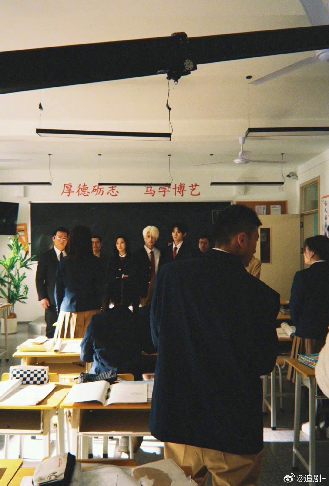 短剧继续卷内容的当下长剧该何去何从春节档爆款短剧《一家三口在同班》凭精良制作、奇