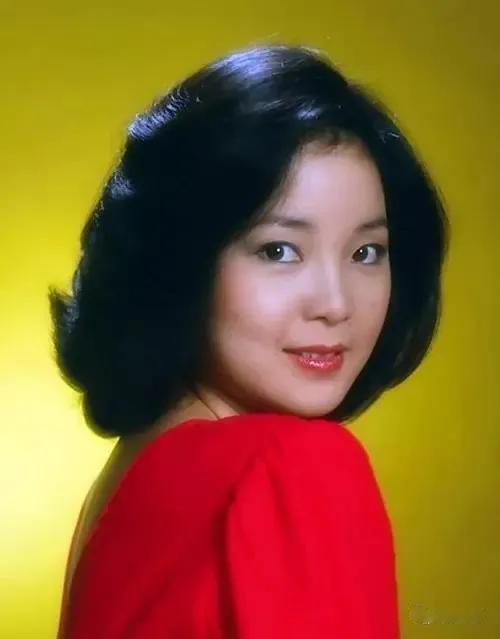 邓丽君20多岁的时候香港香格里拉的老板看上了她，可是他的奶奶却说，你要把她娶回家