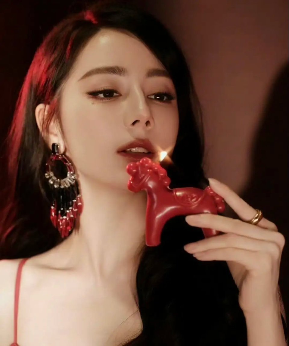 整个内娱我最搞不懂的人，就是热巴了，明明自己已经是顶流了，为什么会被自己工作团队