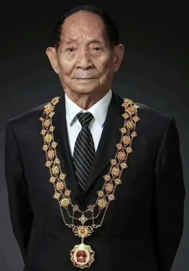 国士无双！
当他还是一个乡村教师的时候，已经具有颠覆世界权威的胆识；当他名满天下